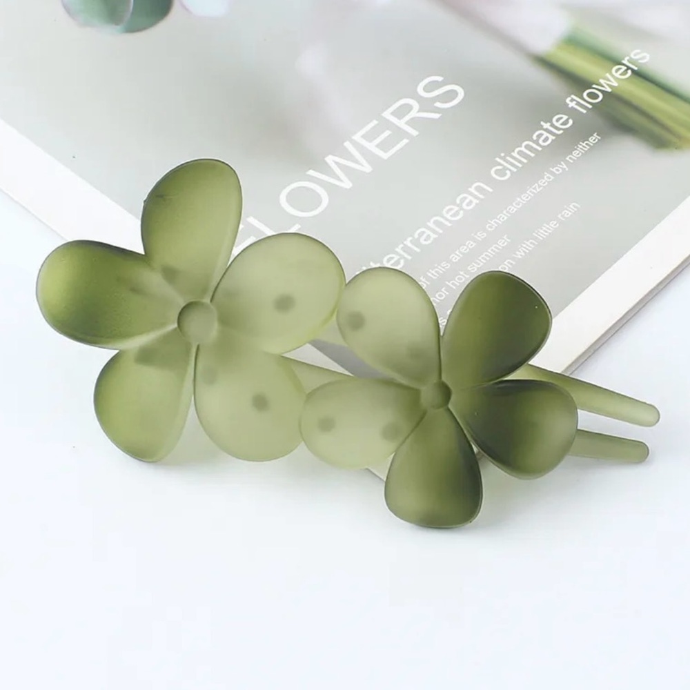 Acrylic floral hair clip - Picture 2 of 10